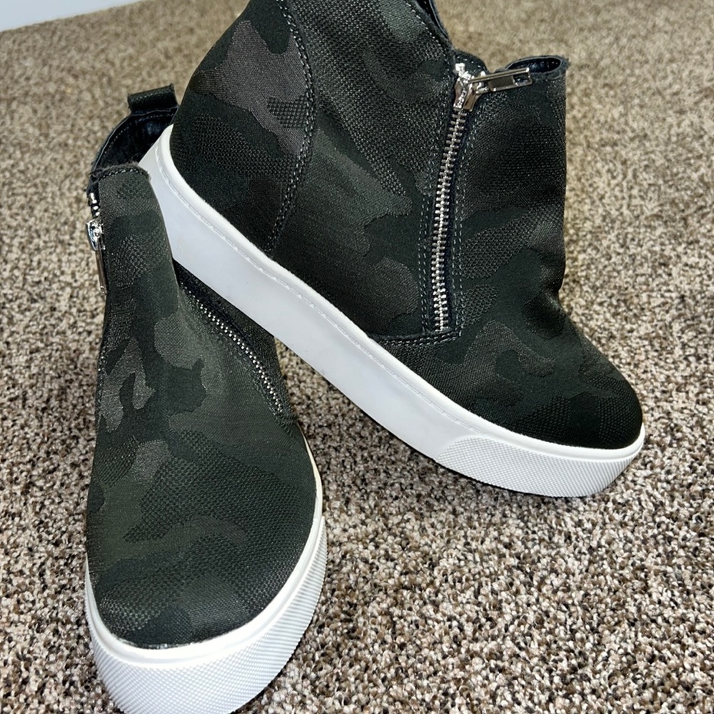 CAMO WEDGE BOOTS
